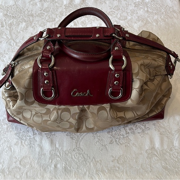 Coach Ashley Signature bag 
1 call out discoloration back of shoulder strap - Picture 2 of 11